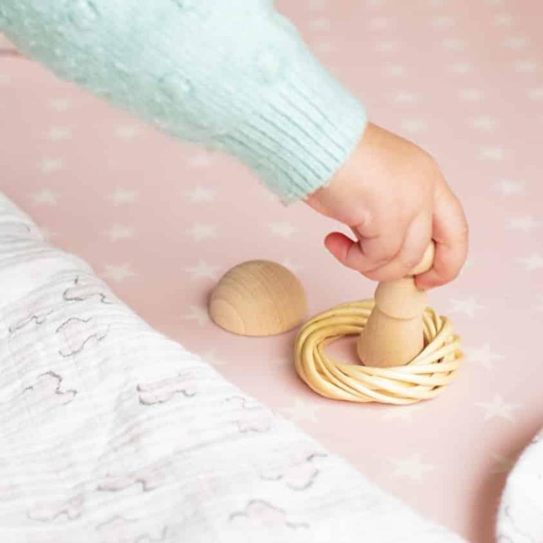 Juguete educativo para bebé cesta de tesoros Montessori - Mamá Luz