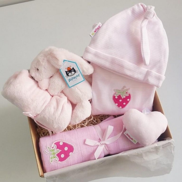 Cesta regalo bebé con ropa primera puesta rosa