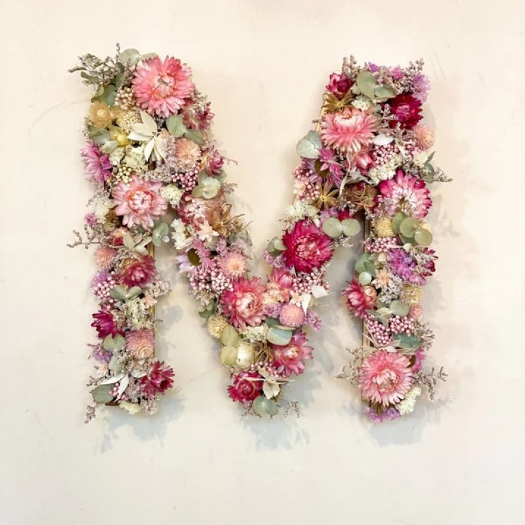 Letras decorativas con flores secas