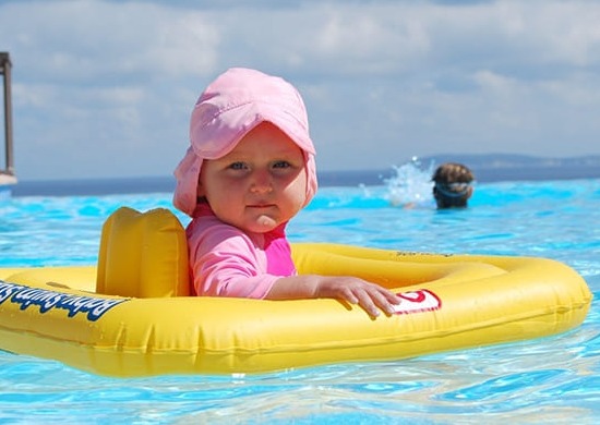 Cómo enseñar a nadar a un bebé
