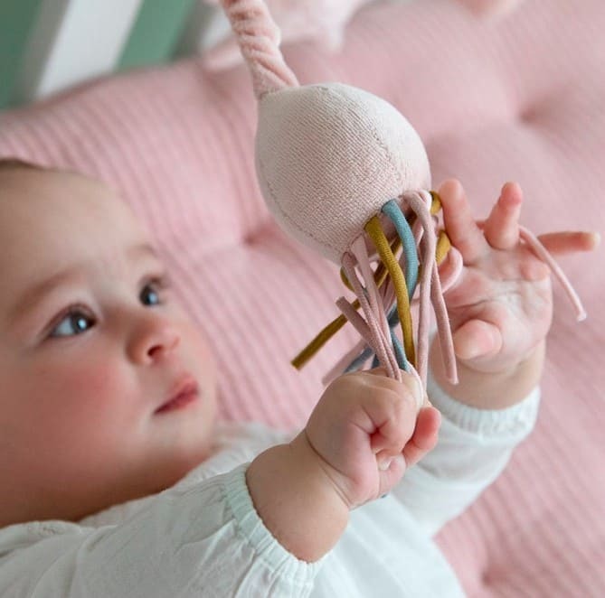 ¿Por qué los juguetes para bebé en función su edad mejoran su desarrollo?